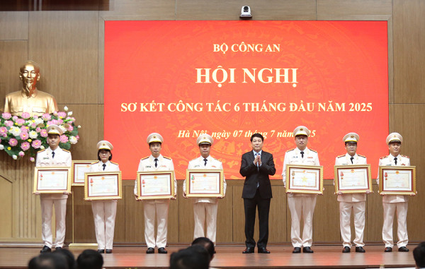 Chủ tịch nước Lương Cường trao Huân chương tặng các tập thể, cá nhân có thành tích xuất sắc. Chủ tịch nước Lương Cường trao Huân chương tặng các tập thể, cá nhân có thành tích xuất sắc.