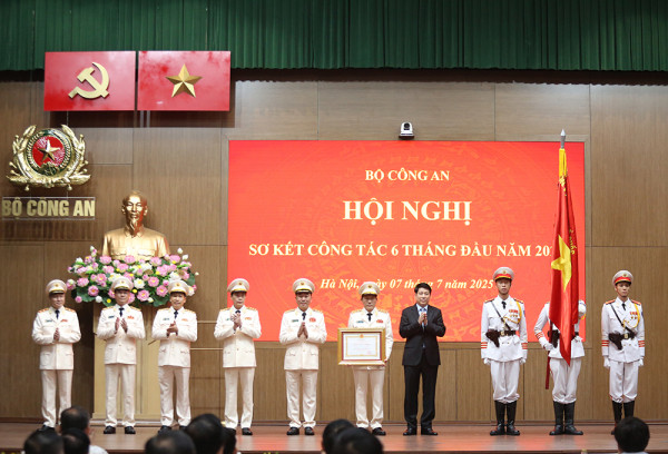 Chủ tịch nước Lương Cường trao Bằng Huân chương Lao động hạng Ba tặng Bộ Công an. Chủ tịch nước Lương Cường trao Bằng Huân chương Lao động hạng Ba tặng Bộ Công an.