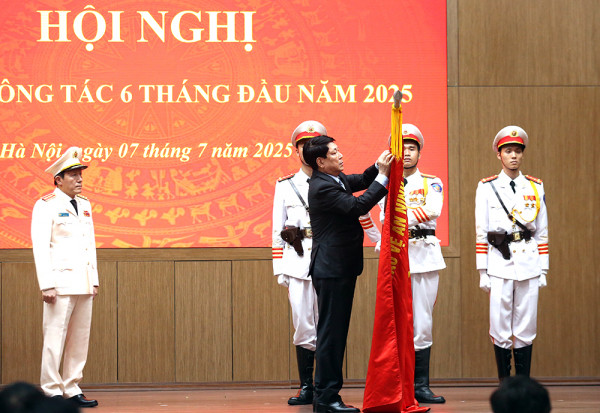 Chủ tịch nước Lương Cường gắn Huân chương Lao động hạng Ba lên Cờ truyền thống của Bộ Công an. Chủ tịch nước Lương Cường gắn Huân chương Lao động hạng Ba lên Cờ truyền thống của Bộ Công an.