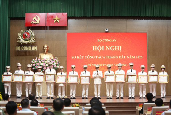 Thừa uỷ quyền của Chủ tịch nước, Bộ trưởng Lương Tam Quang trao Huân chương tặng các tập thể, cá nhân có thành tích xuất sắc. Thừa uỷ quyền của Chủ tịch nước, Bộ trưởng Lương Tam Quang trao Huân chương tặng các tập thể, cá nhân có thành tích xuất sắc.