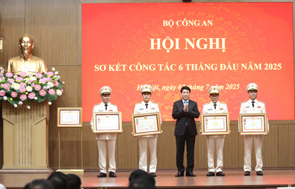 Chủ tịch nước Lương Cường trao Huân chương tặng Bộ trưởng Lương Tam Quang, Thứ trưởng Lê Quốc Hùng, Thứ trưởng Phạm Thế Tùng và Thứ trưởng Nguyễn Ngọc Lâm. Chủ tịch nước Lương Cường trao Huân chương tặng Bộ trưởng Lương Tam Quang, Thứ trưởng Lê Quốc Hùng, Thứ trưởng Phạm Thế Tùng và Thứ trưởng Nguyễn Ngọc Lâm.