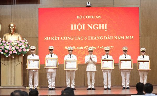 Thừa uỷ quyền của Chủ tịch nước, Bộ trưởng Lương Tam Quang trao Huân chương tặng các tập thể, cá nhân có thành tích xuất sắc. Thừa uỷ quyền của Chủ tịch nước, Bộ trưởng Lương Tam Quang trao Huân chương tặng các tập thể, cá nhân có thành tích xuất sắc.