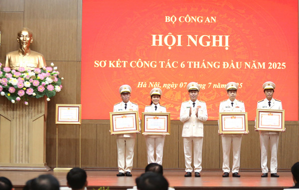 Thừa uỷ quyền của Thủ tướng Chính phủ, Thứ trưởng Trần Quốc Tỏ trao danh hiệu "Chiến sĩ thi đua toàn quốc" tặng 4 cá nhân có thành tích xuất sắc. Thừa uỷ quyền của Thủ tướng Chính phủ, Thứ trưởng Trần Quốc Tỏ trao danh hiệu "Chiến sĩ thi đua toàn quốc" tặng 4 cá nhân có thành tích xuất sắc.