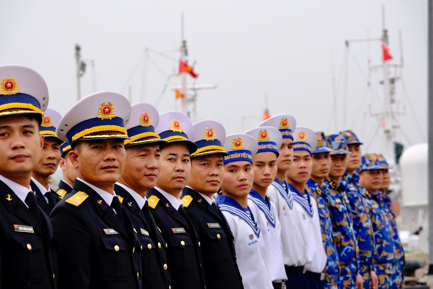 Cán bộ, chiến sĩ thực hiện các nghi thức truyền thống quân đội trước giờ xuất phát. Ảnh: Châu Linh