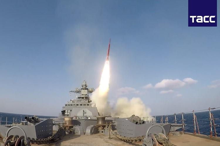 Khinh hạm Marshal Shaposhnikov khai hỏa. Ảnh: TASS Khinh hạm Marshal Shaposhnikov khai hỏa. Ảnh: TASS