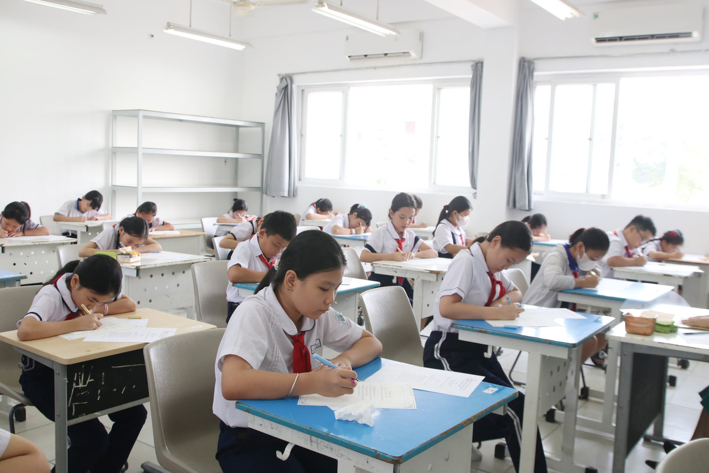 Các sĩ tử nhỏ tuổi tập trung cao độ để hoàn thành tốt phần thi của mình.