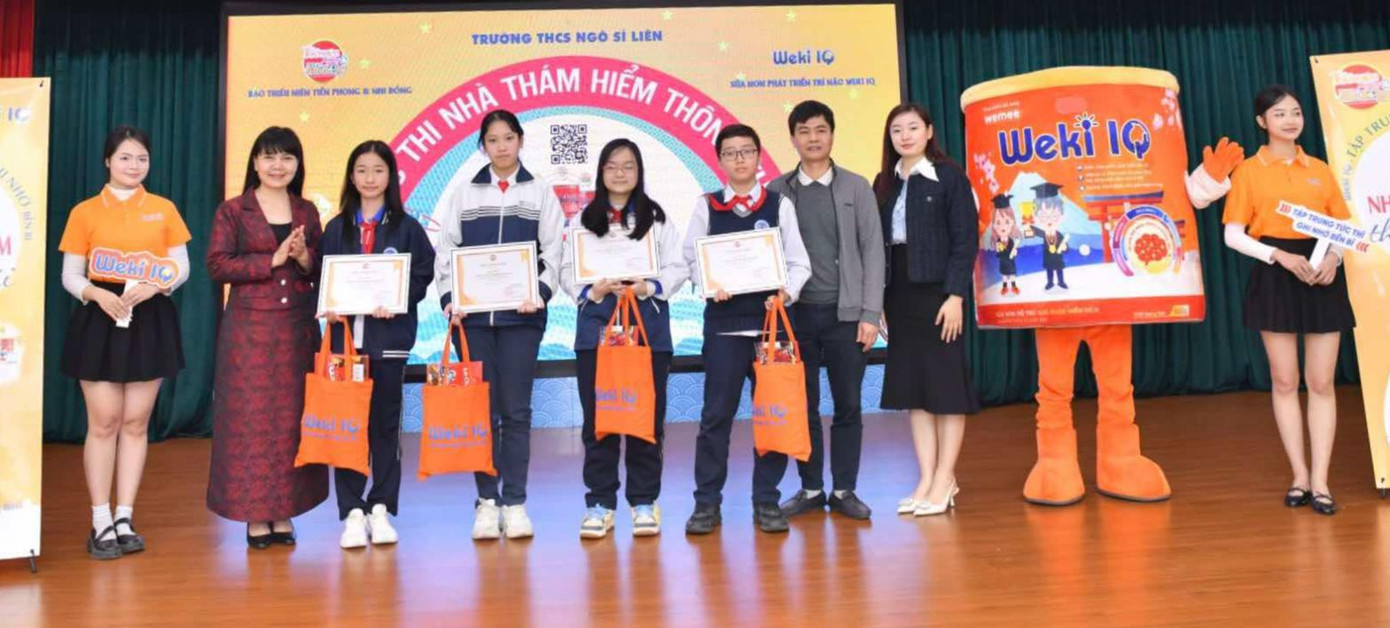 Ban tổ chức trao giải Nhất, Nhì, Ba cho các em học sinh từ khối 6 - 9. Ảnh: Trường Phạm