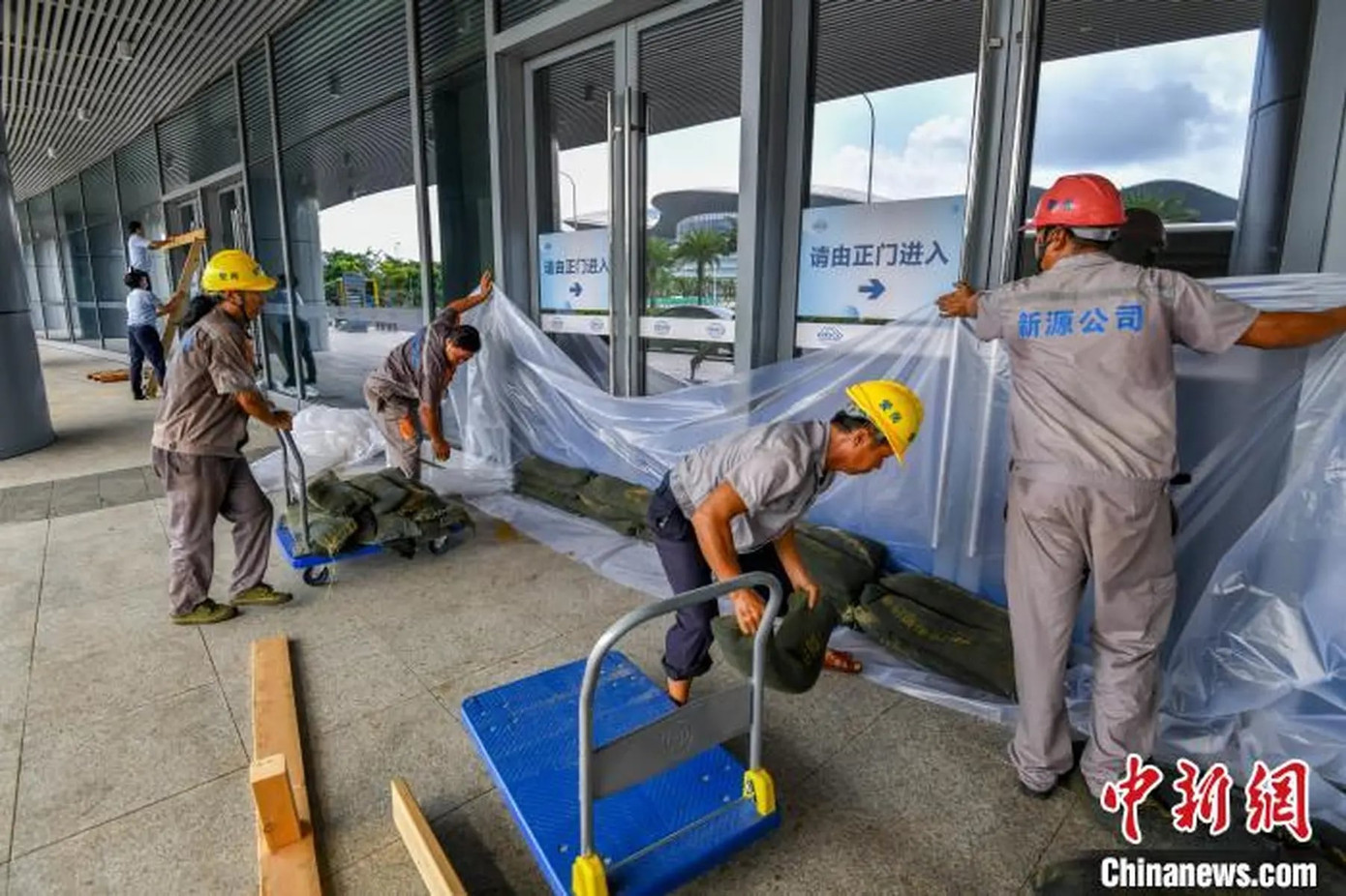 Các bao cát đặc biệt đã được chuẩn bị để phòng, chống lũ lụt.