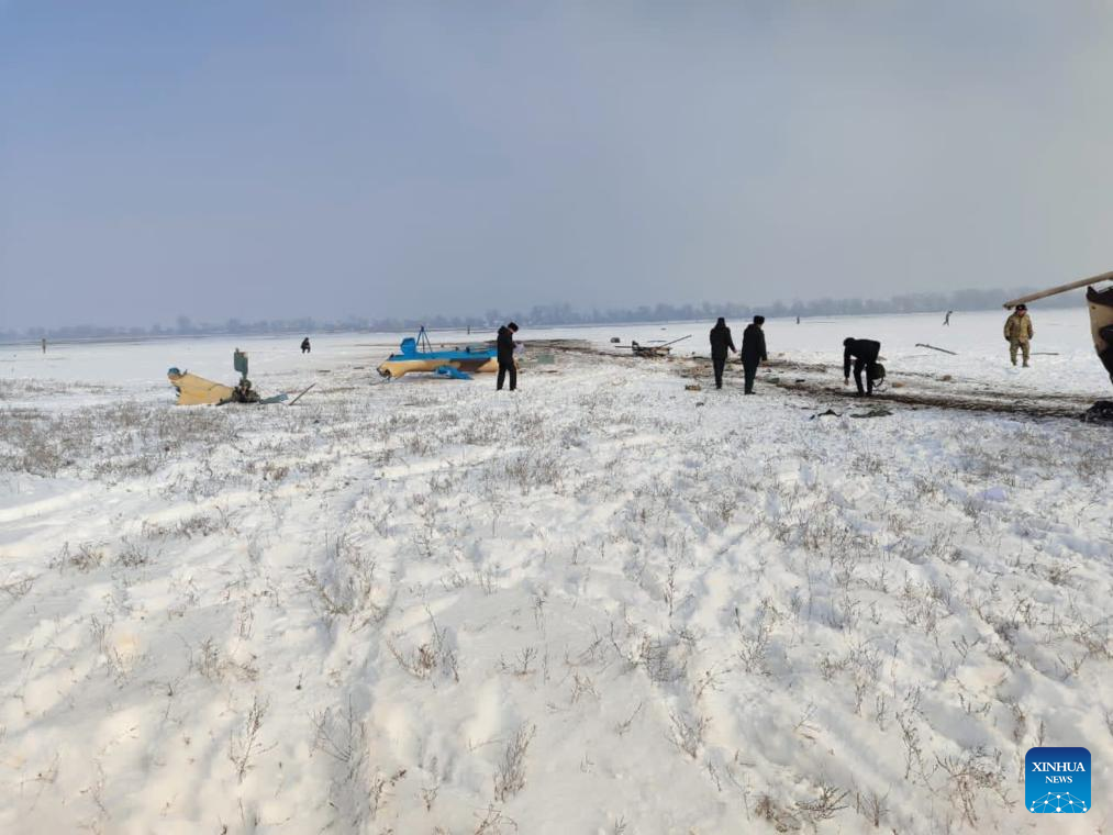 Mảnh vỡ máy bay trực thăng Mi-8 ở Kyrgyzstan. Ảnh: Xinhua Mảnh vỡ máy bay trực thăng Mi-8 ở Kyrgyzstan. Ảnh: Xinhua