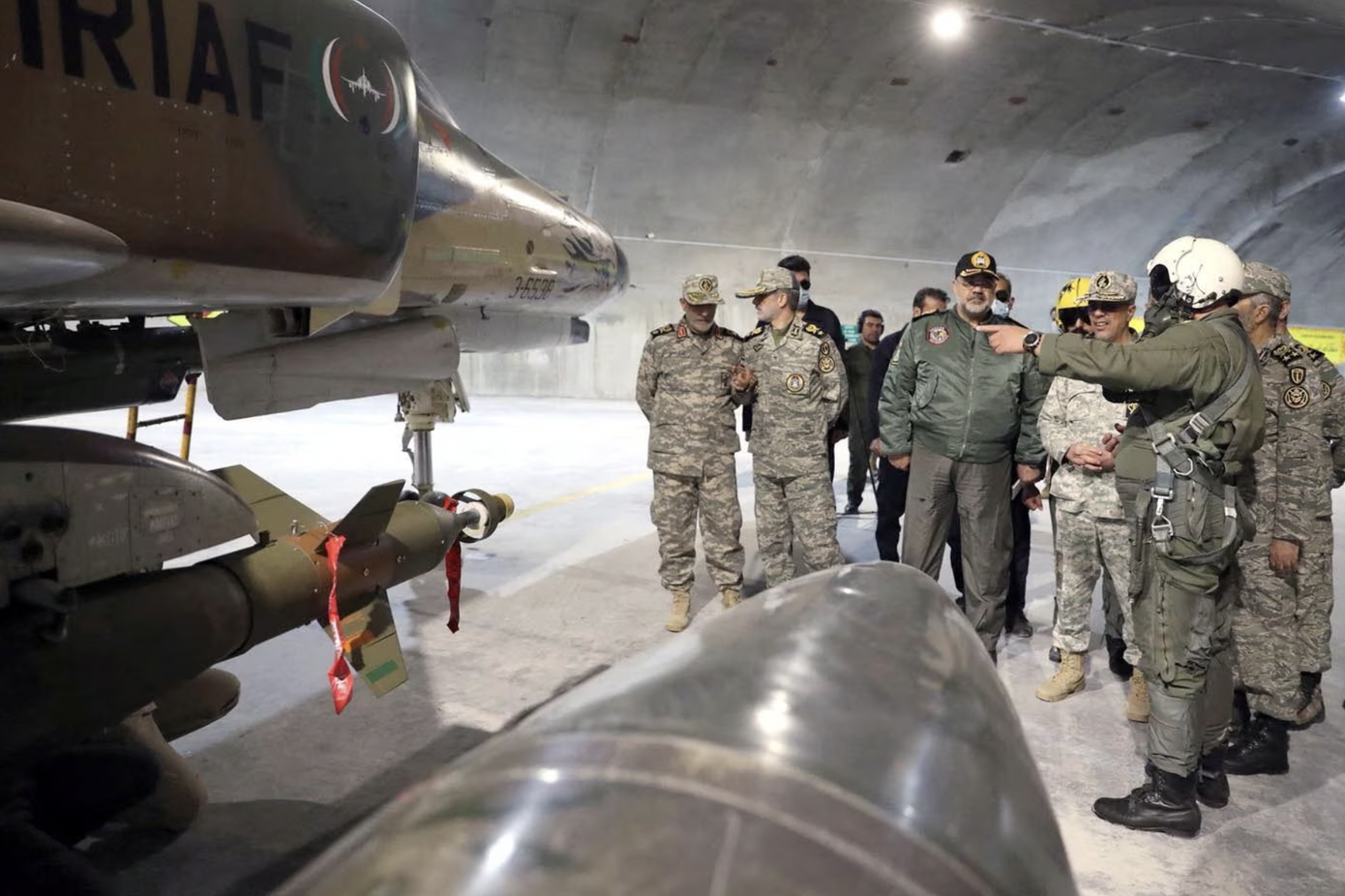 Máy bay chiến đấu được trang bị nhiều loại bom và tên lửa. Máy bay chiến đấu được trang bị nhiều loại bom và tên lửa.