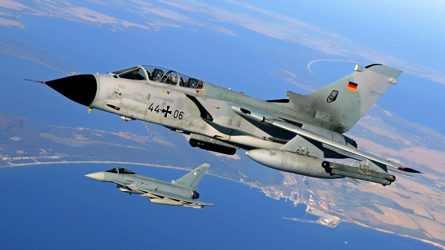 Tiêm kích hai chỗ ngồi Tornado. Ảnh: Twitter