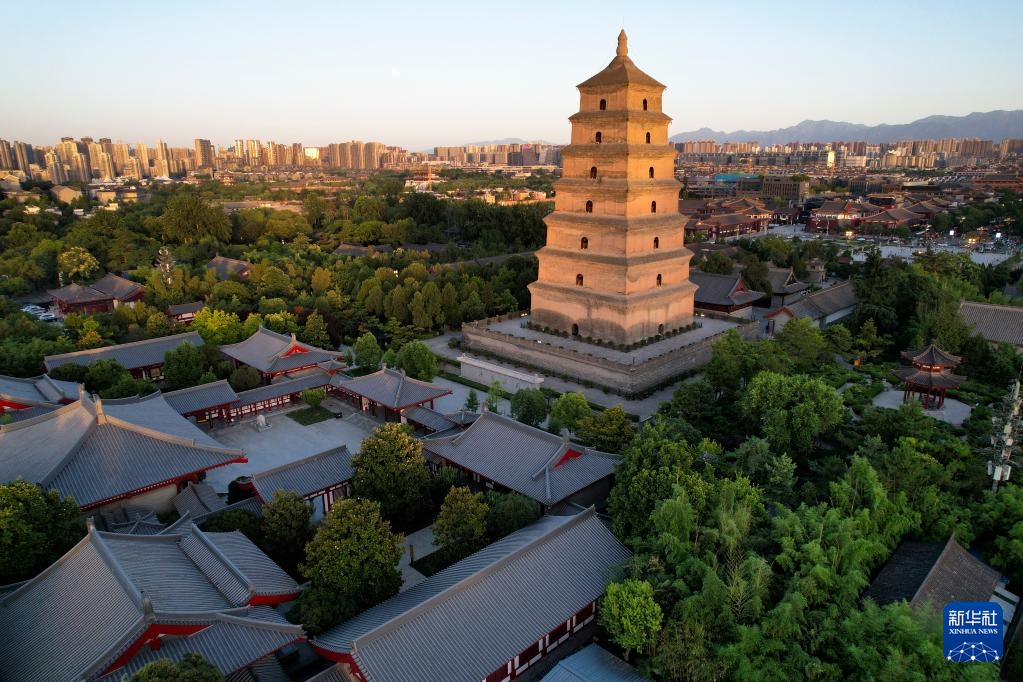 Danh lam thắng cảnh tháp Đại Nhạn ở Tây An buổi hoàng hôn.