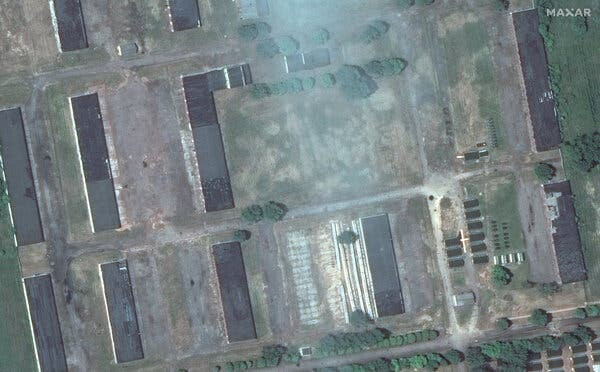 Không có sự xuất hiện của phương tiện lớn nào gần doanh trại trong hình ảnh vệ tinh được chụp vào ngày 14/7. Không có sự xuất hiện của phương tiện lớn nào gần doanh trại trong hình ảnh vệ tinh được chụp vào ngày 14/7.