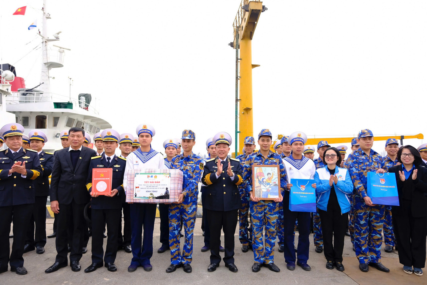 Đại diện các đơn vị gửi gắm những phần quà ý nghĩa cho bà con nhân dân trên đảo tiền tiêu Bạch Long Vỹ. Ảnh: Châu Linh