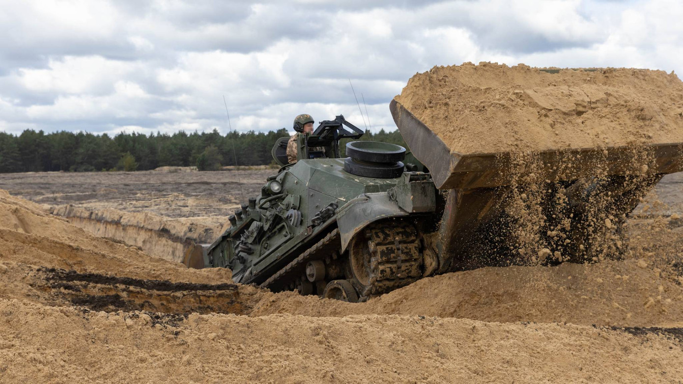 NM189 được trang bị trục thủy lực và xẻng máy xúc. Cần thủy lực lắp ở phía trước xe và được đặt giữa hai nửa buồng lái. NM189 được trang bị trục thủy lực và xẻng máy xúc. Cần thủy lực lắp ở phía trước xe và được đặt giữa hai nửa buồng lái.