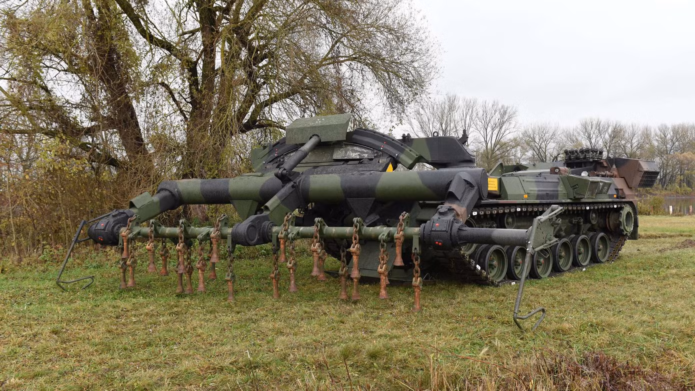 Trục con lăn được gắn dây xích. Ảnh: Bundeswehr Trục con lăn được gắn dây xích. Ảnh: Bundeswehr