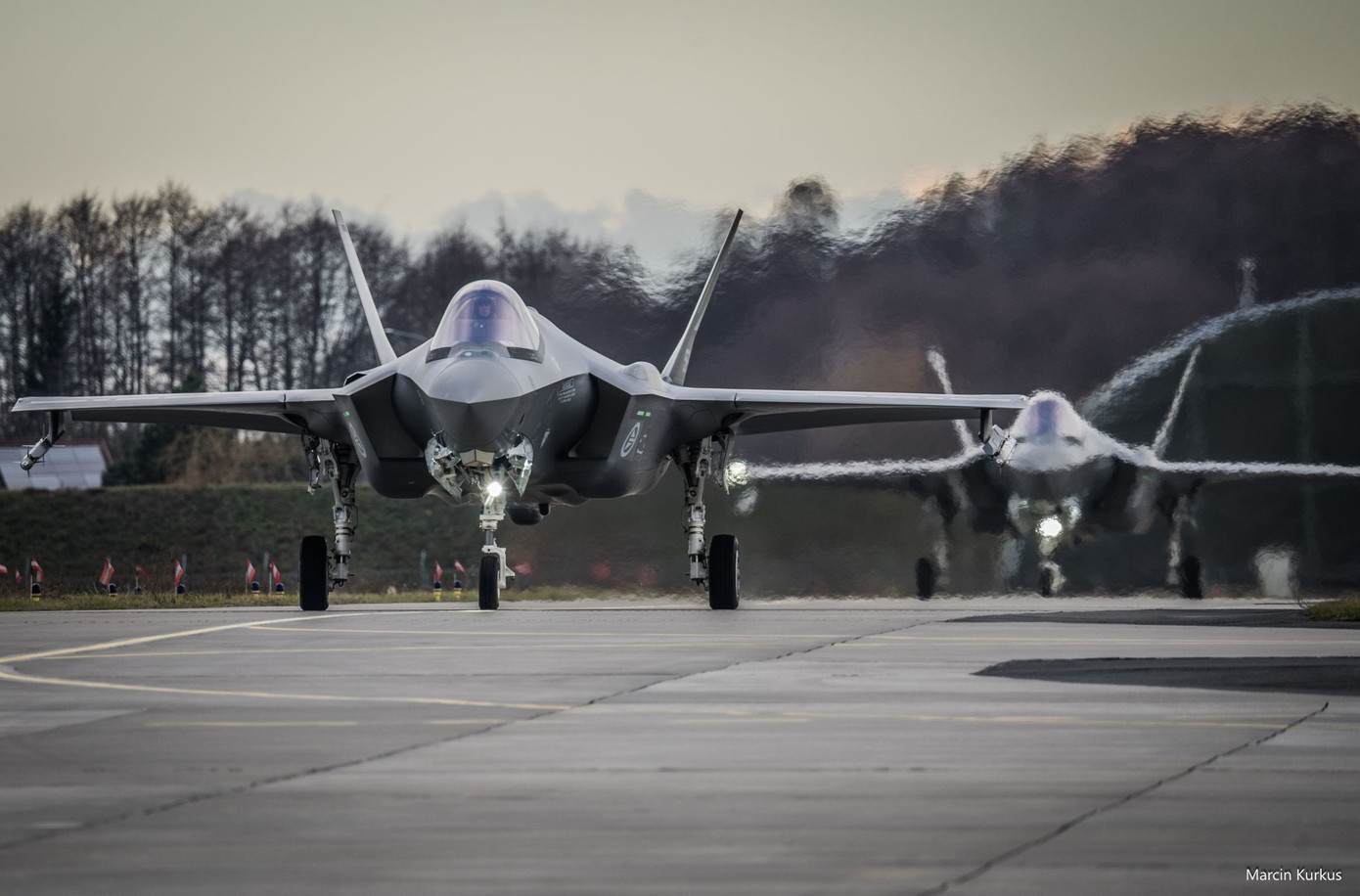 Máy bay chiến đấu F-35 của Na Uy hạ cánh xuống Căn cứ Không quân Chiến thuật số 31. Máy bay chiến đấu F-35 của Na Uy hạ cánh xuống Căn cứ Không quân Chiến thuật số 31.