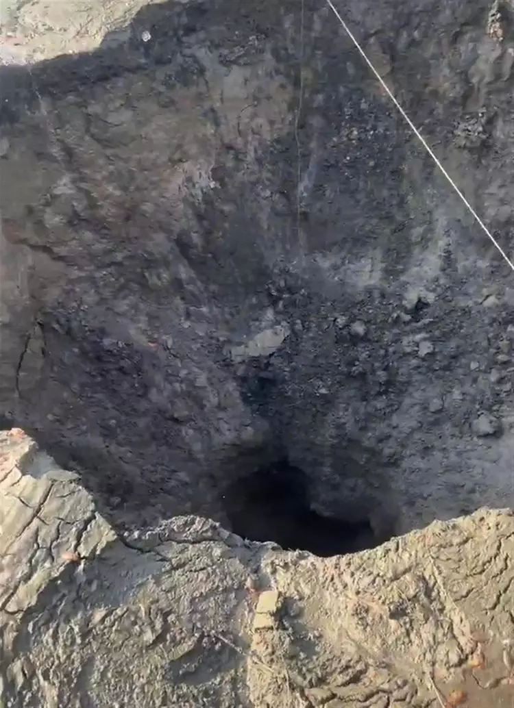 Hố sâu xuất hiện trong hồ cá.