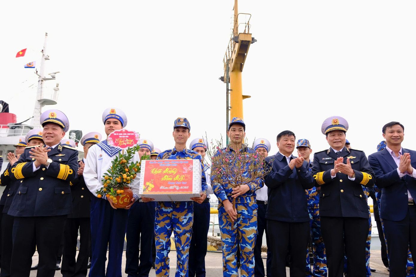 Đại diện các đơn vị gửi gắm những phần quà ý nghĩa cho bà con nhân dân trên đảo tiền tiêu Bạch Long Vỹ. Ảnh: Châu Linh