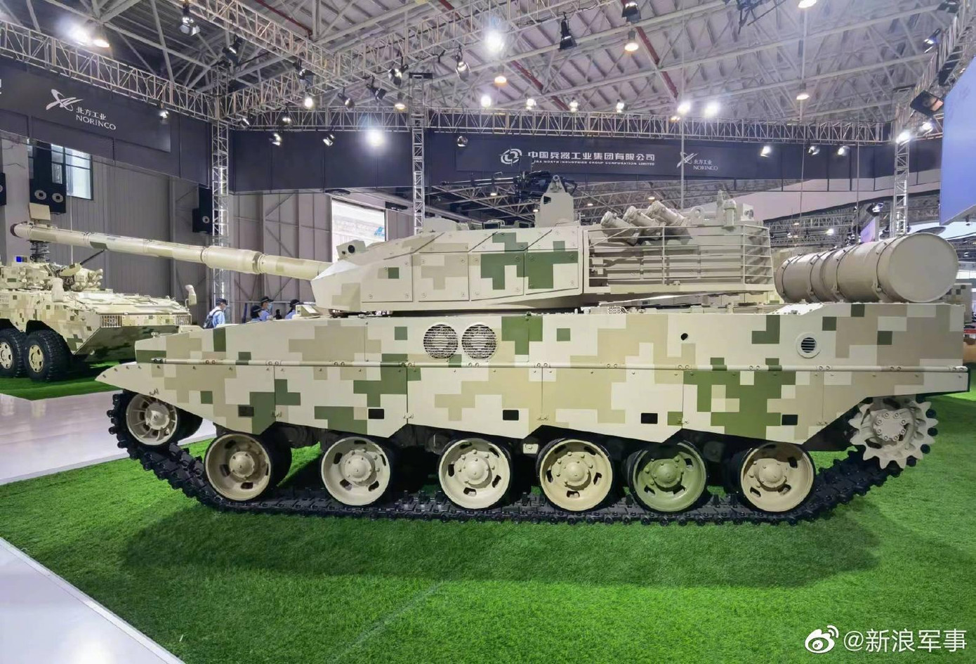 VT5U được bổ sung lớp giáp lồng hai bên tháp pháo. Ảnh: Weibo