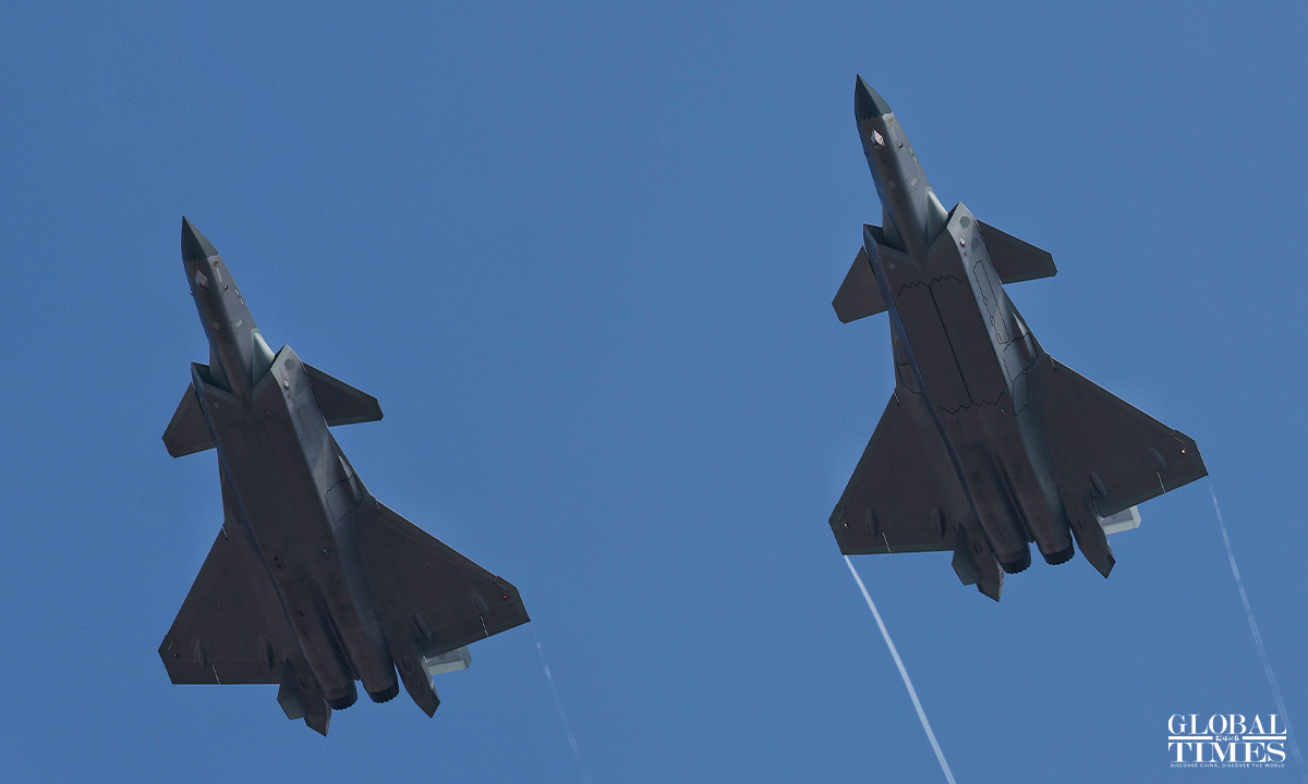 J-20 thực hiện màn trình diễn bay tại triển lãm. J-20 thực hiện màn trình diễn bay tại triển lãm.