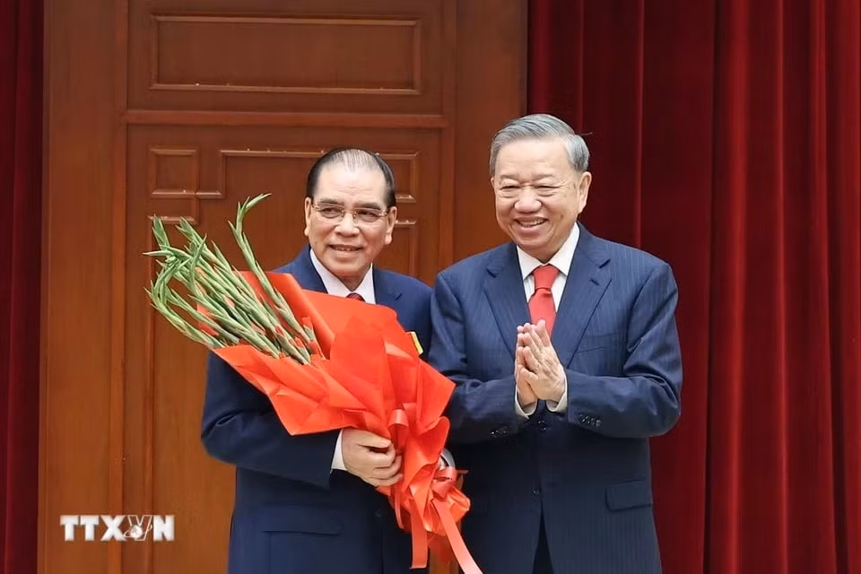 Tổng Bí thư Tô Lâm trao tặng Huân chương Sao vàng cho đồng chí Nông Đức Mạnh, nguyên Tổng Bí thư Ban Chấp hành Trung ương Đảng Cộng sản Việt Nam. (Ảnh: Thống Nhất/TTXVN)