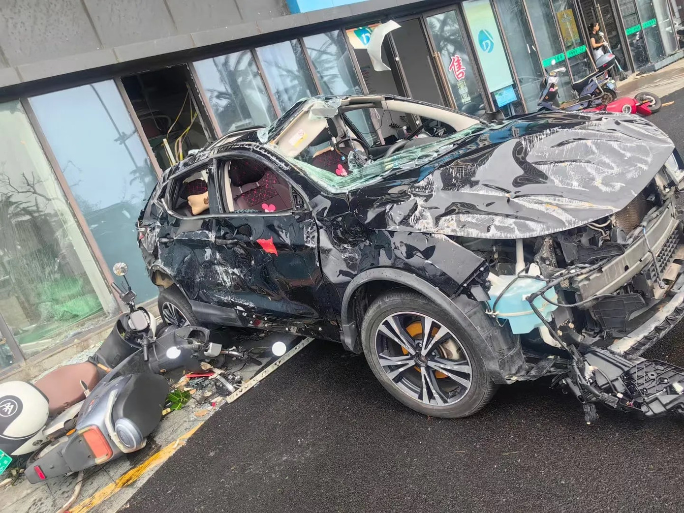 Xe cộ bị hư hại nặng nề do sức tàn phá của bão.