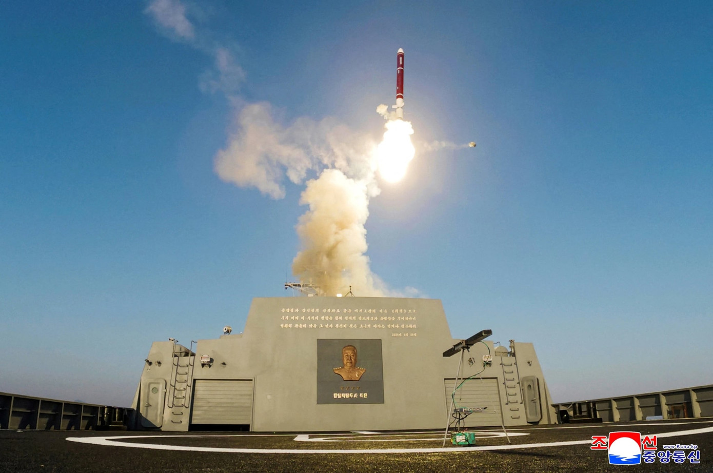 Triều Tiên phóng thử tên lửa từ tàu chiến mới. Ảnh: Yonhap, KCNA Triều Tiên phóng thử tên lửa từ tàu chiến mới. Ảnh: Yonhap, KCNA