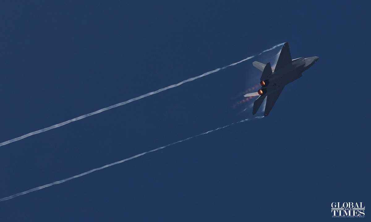 Máy bay J-35A (trái) và J-20 (phải). Máy bay J-35A (trái) và J-20 (phải).