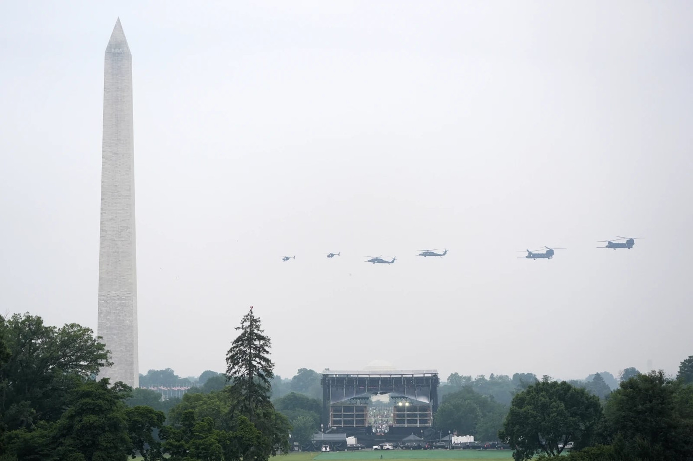 Trực thăng Apache AH-64E của Quân đội Mỹ, cùng với các trực thăng hộ tống, thực hiện chuyến bay trình diễn trong sự kiện kỷ niệm 250 năm thành lập Lục quân. Ảnh: AP.
