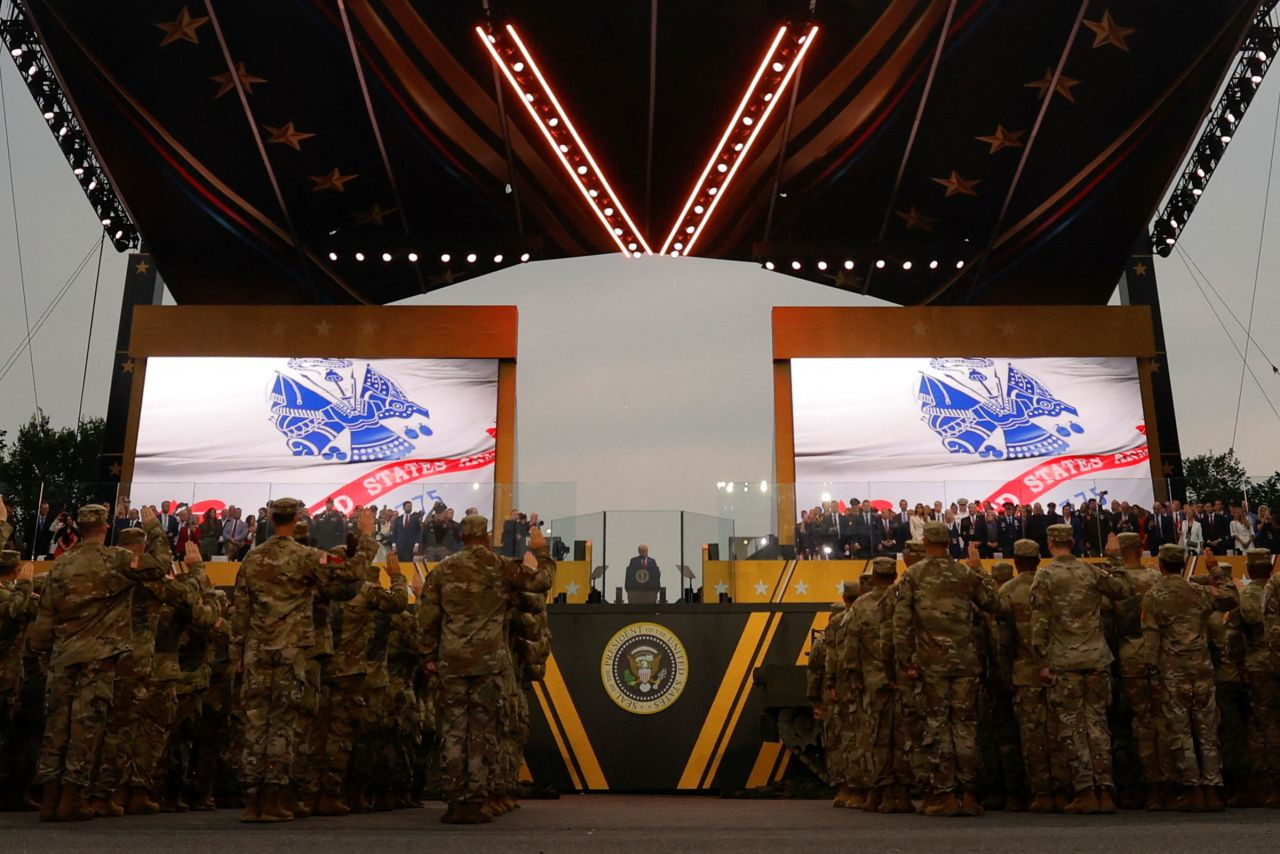 Tổng thống Donald Trump thực hiện nghi lễ tuyên thệ hiến pháp. Ảnh: Reuters Tổng thống Donald Trump thực hiện nghi lễ tuyên thệ hiến pháp. Ảnh: Reuters