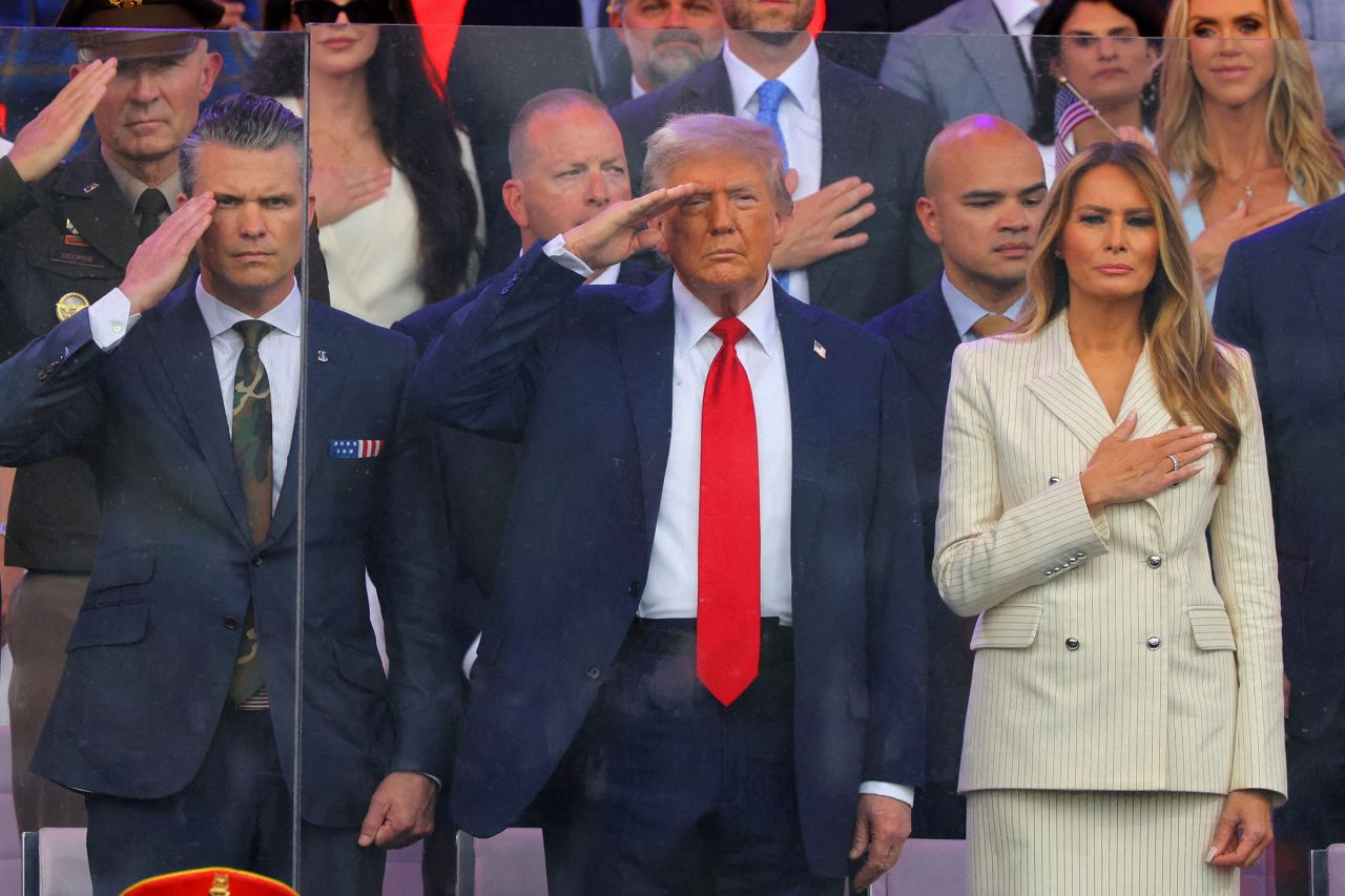 Tổng thống Donald Trump cùng Đệ nhất Phu nhân Melania Trump và Bộ trưởng Quốc phòng Pete Hegseth tại buổi lễ. Tổng thống Donald Trump cùng Đệ nhất Phu nhân Melania Trump và Bộ trưởng Quốc phòng Pete Hegseth tại buổi lễ.
