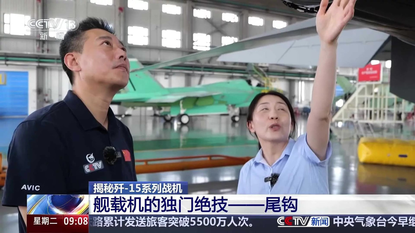 Chương trình của CCTV cho thấy một máy bay chiến đấu J-35A của Trung Quốc được sơn màu xanh lá cây - màu thường thấy ở các mẫu sản xuất ban đầu.