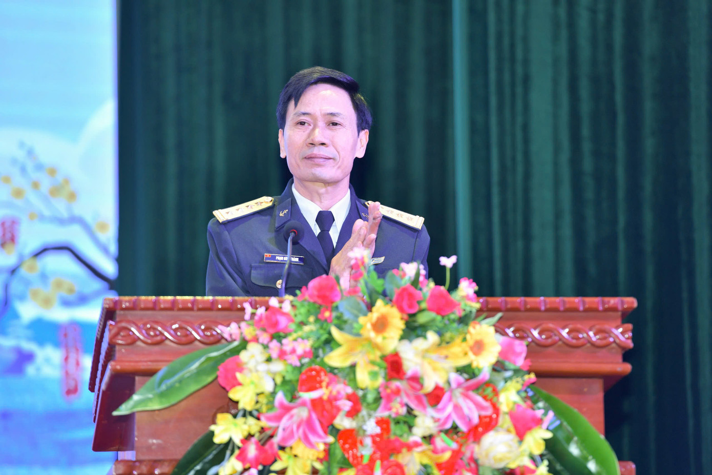 Đại tá Phạm Đình Thành - Phó Chính uỷ Vùng 3 Hải quân, phát biểu ghi nhận và cảm ơn Báo TNTP&NĐ về một chương trình ý nghĩa. Đại tá Phạm Đình Thành - Phó Chính uỷ Vùng 3 Hải quân, phát biểu ghi nhận và cảm ơn Báo TNTP&NĐ về một chương trình ý nghĩa.