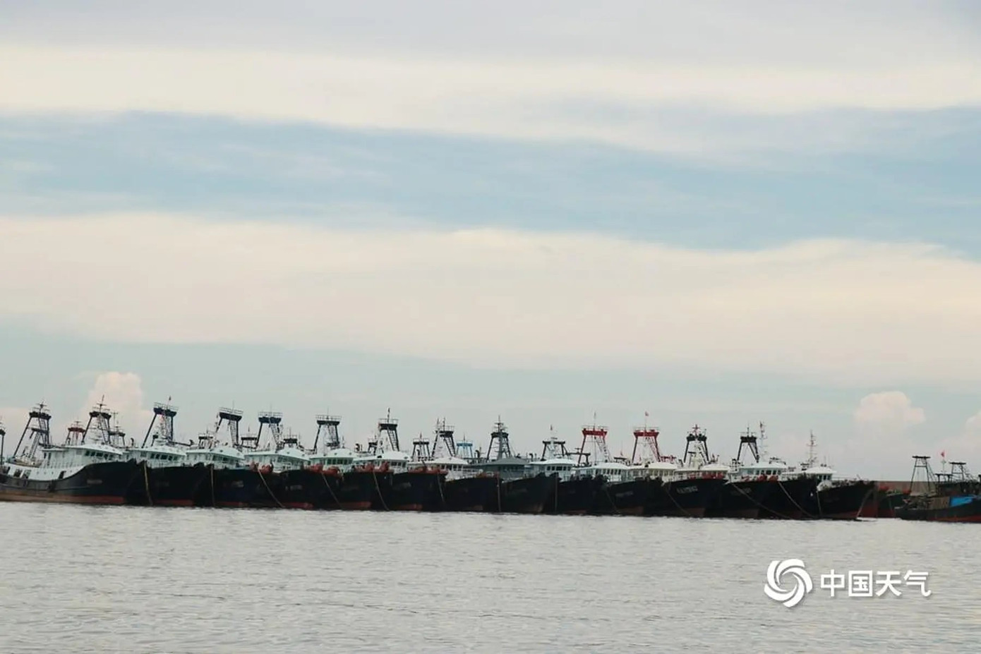 Tại Trạm Giang, Quảng Đông, trước khi bão đổ bộ, các tàu tại Caotan đã quay trở lại bến cảng để tránh trú.