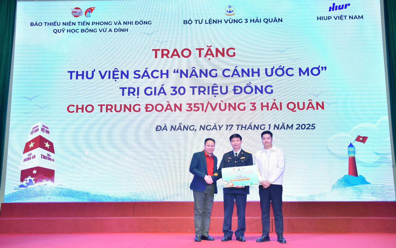 Nhà báo Bùi Việt Cường – Chủ tịch Công đoàn Báo TNTP&NĐ, cùng đại diện nhà tài trợ trao “Thư viện nâng cánh ước mơ” cho Trung đoàn 351. Nhà báo Bùi Việt Cường – Chủ tịch Công đoàn Báo TNTP&NĐ, cùng đại diện nhà tài trợ trao “Thư viện nâng cánh ước mơ” cho Trung đoàn 351.