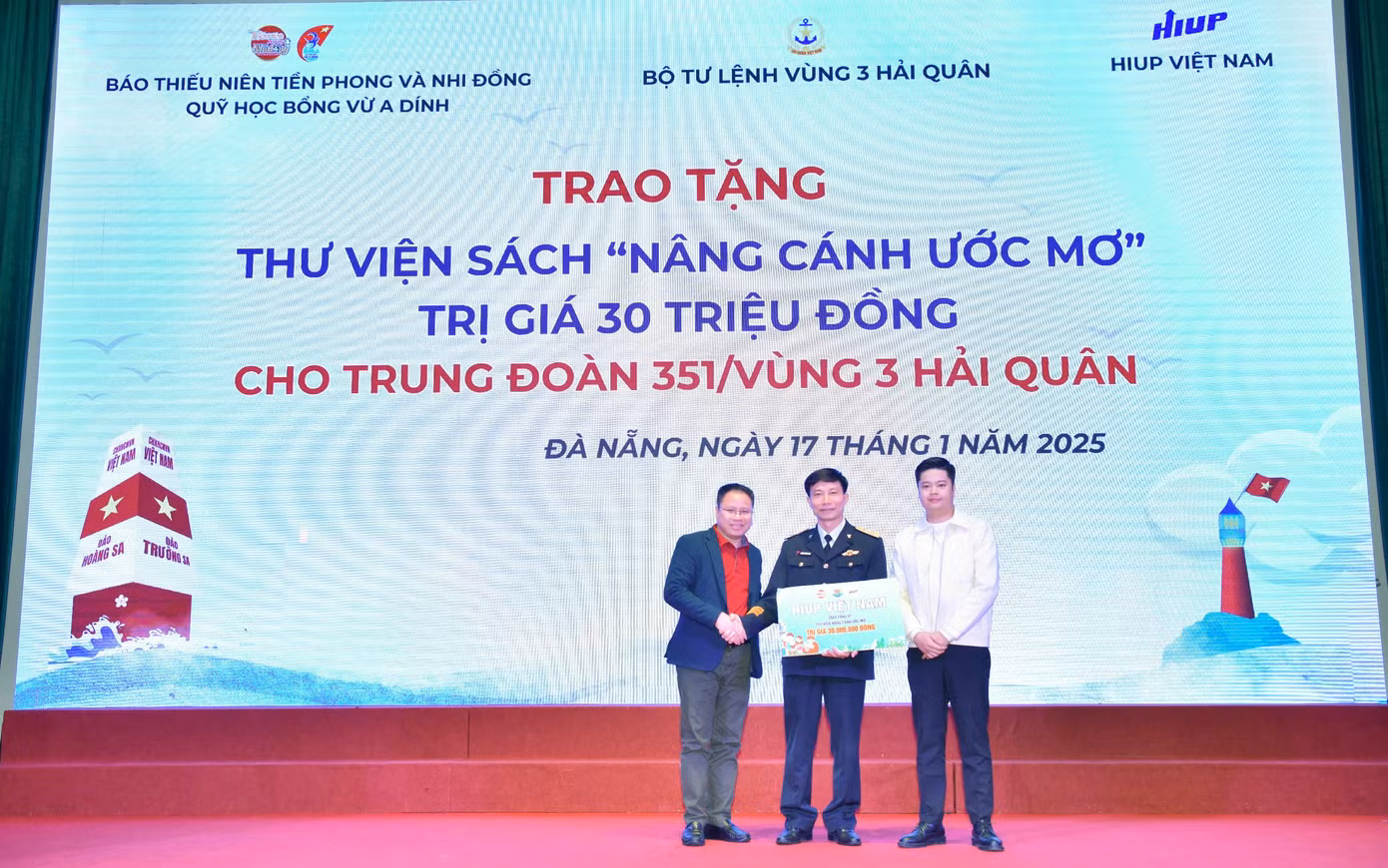 Nhà báo Bùi Việt Cường – Chủ tịch Công đoàn Báo TNTP&NĐ, cùng đại diện nhà tài trợ trao “Thư viện nâng cánh ước mơ” cho Trung đoàn 351. Nhà báo Bùi Việt Cường – Chủ tịch Công đoàn Báo TNTP&NĐ, cùng đại diện nhà tài trợ trao “Thư viện nâng cánh ước mơ” cho Trung đoàn 351.
