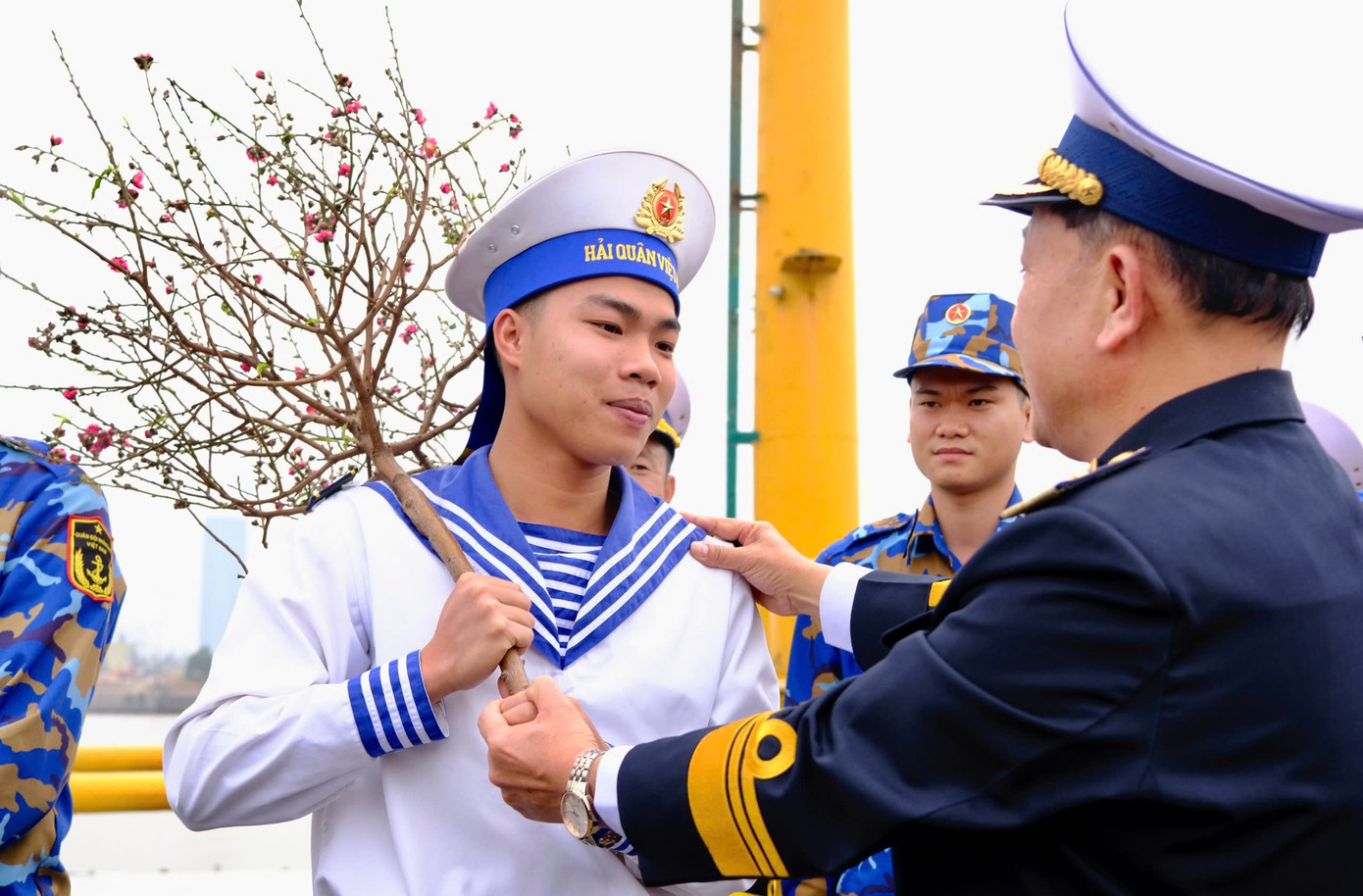 Chuẩn Đô đốc Trần Xuân Văn - Bí thư Đảng ủy, Chính ủy Vùng 1 Hải quân ân cần hỏi thăm, chỉnh đốn quân trang cho chiến sĩ trước giờ xuất phát. Ảnh: Châu Linh