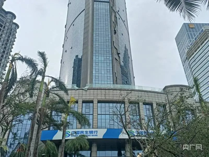 Cửa kính của một số tòa nhà bị thổi bay và vỡ vụn.