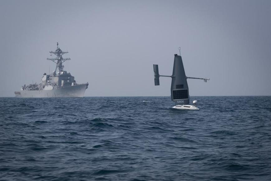 Một USV cùng tàu khu trục USS Delbert D. Black của Hải quân Mỹ. Ảnh: USNI news Một USV cùng tàu khu trục USS Delbert D. Black của Hải quân Mỹ. Ảnh: USNI news