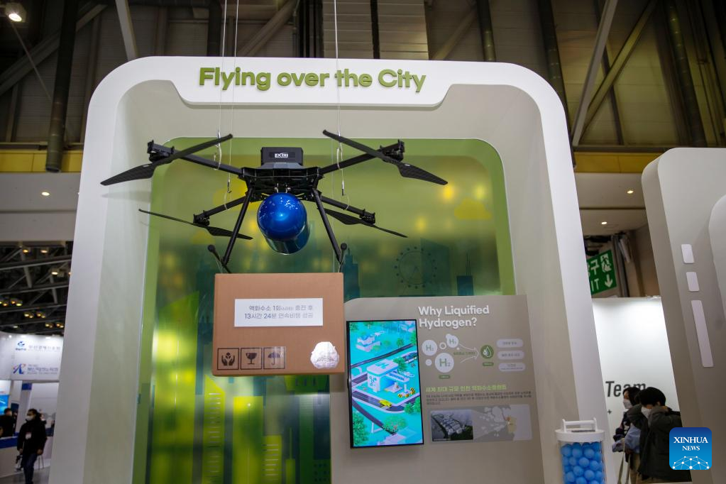 Công ty Doosan Mobility Innovation Co. trưng bày máy bay không người lái chạy bằng pin nhiên liệu hydro. Công ty Doosan Mobility Innovation Co. trưng bày máy bay không người lái chạy bằng pin nhiên liệu hydro.