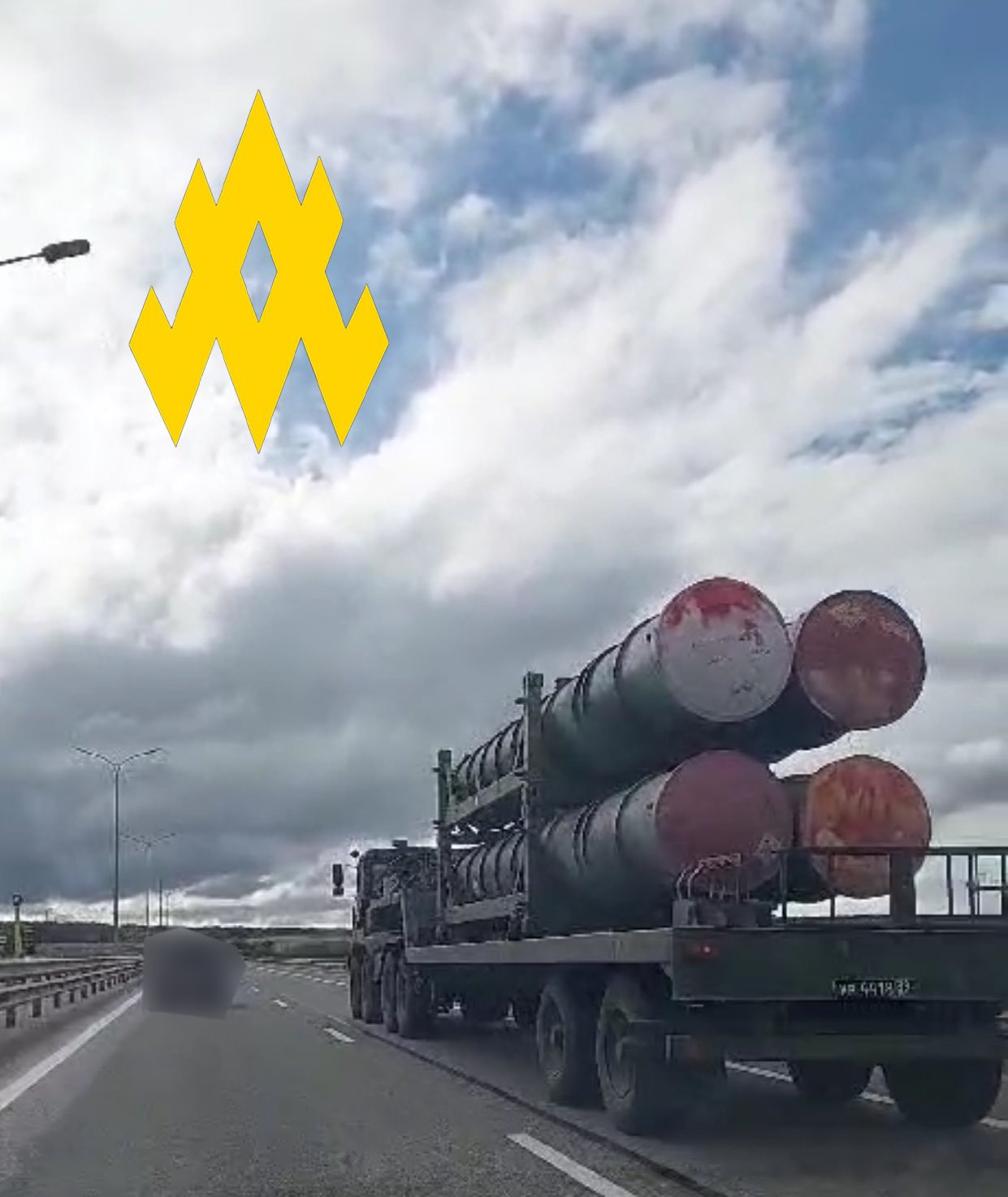 Nga vận chuyển tên lửa S-300 đến các địa điểm phòng không gần cầu Crimea. Ảnh: Atesh