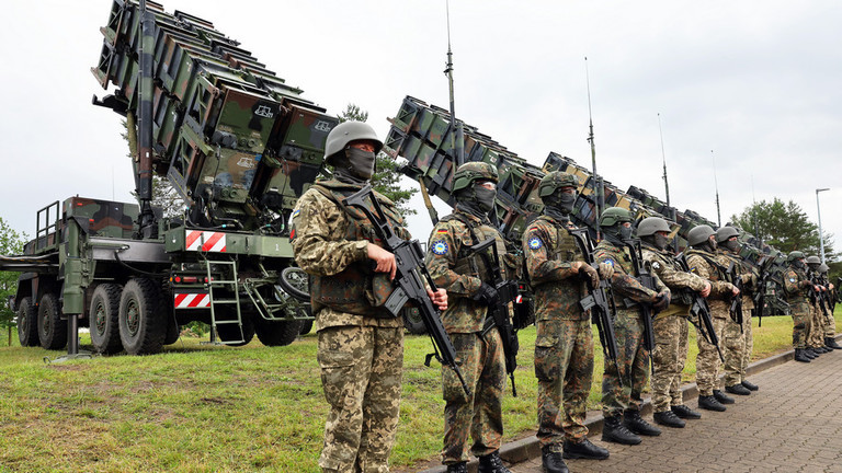 Binh sĩ Đức và Ukraine đứng trước hệ thống tên lửa phòng không Patriot. Ảnh: Getty Images Binh sĩ Đức và Ukraine đứng trước hệ thống tên lửa phòng không Patriot. Ảnh: Getty Images