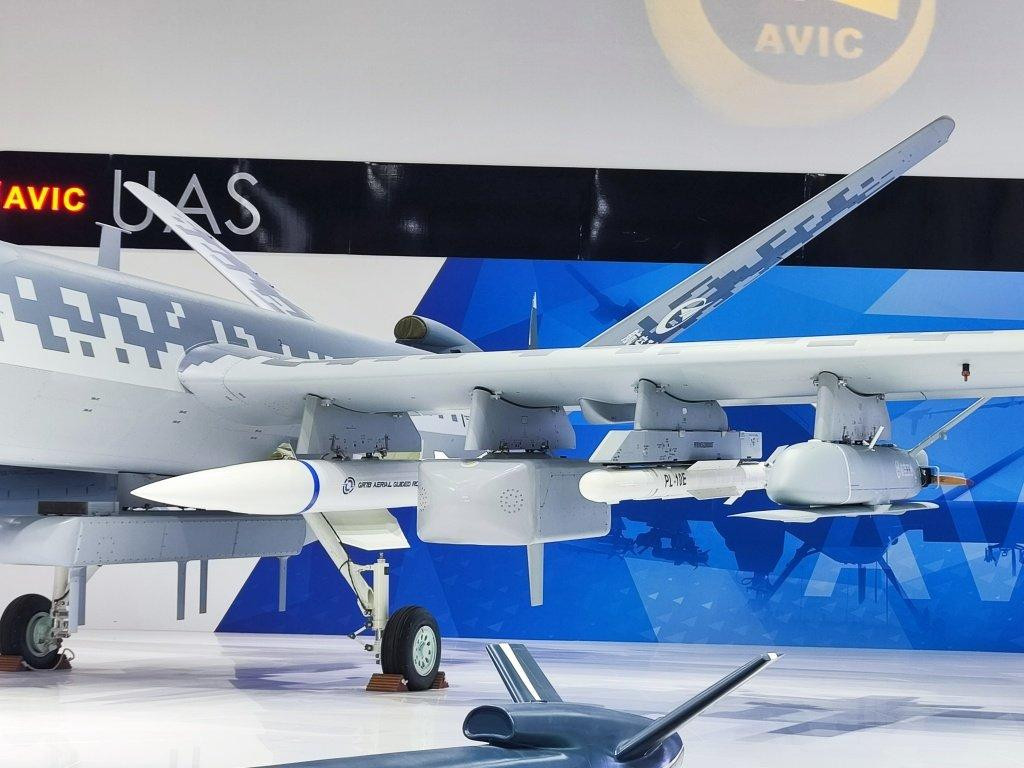 Mỗi bên cánh có 4 điểm cứng có thể mang theo nhiều loại vũ khí. Ảnh: Sina