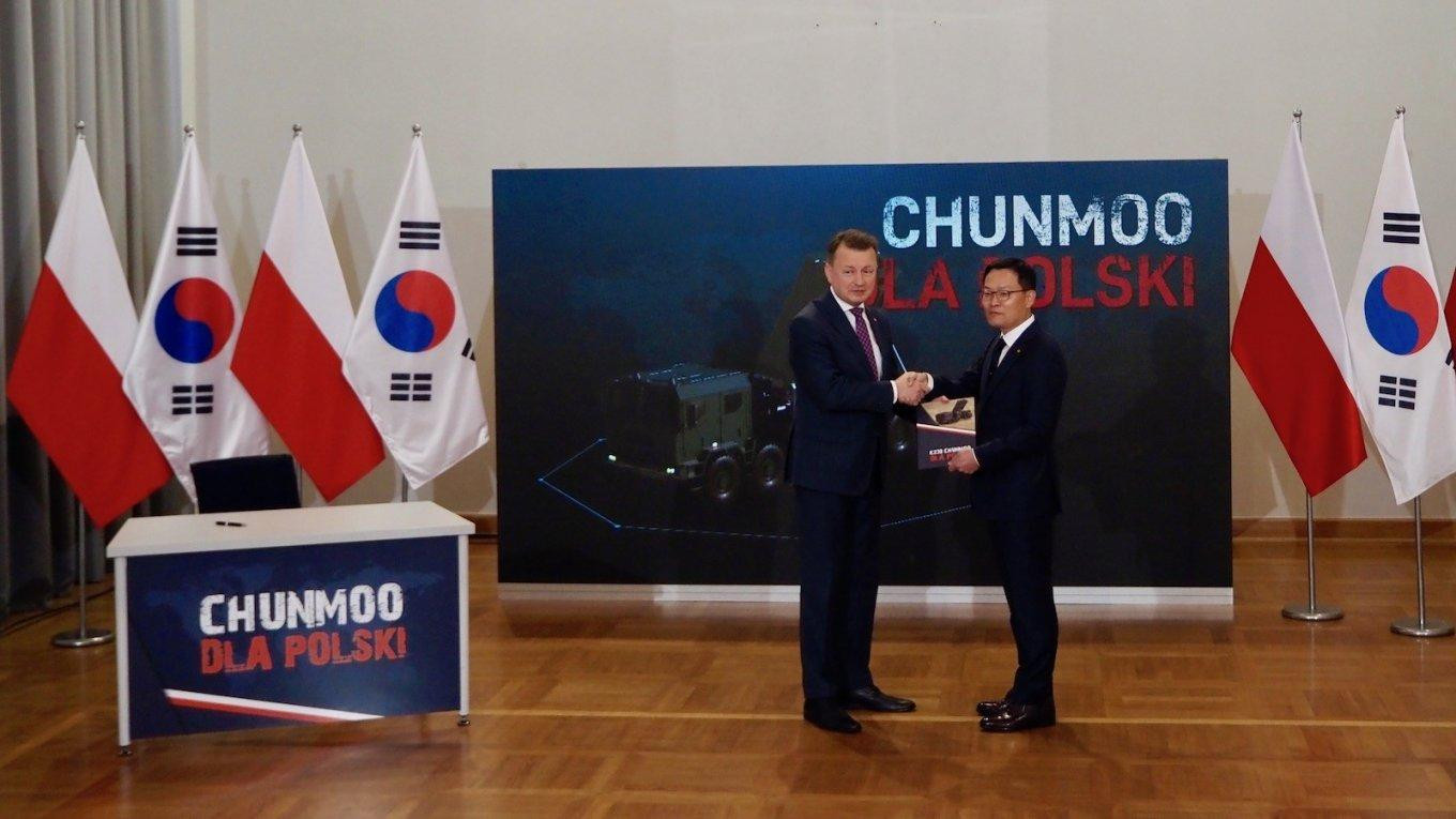 Lễ ký kết thỏa thuận cung cấp K239 Chunmoo giữa Hàn Quốc và Ba Lan diễn ra ngày 19/10. Ảnh: Defence Express Lễ ký kết thỏa thuận cung cấp K239 Chunmoo giữa Hàn Quốc và Ba Lan diễn ra ngày 19/10. Ảnh: Defence Express