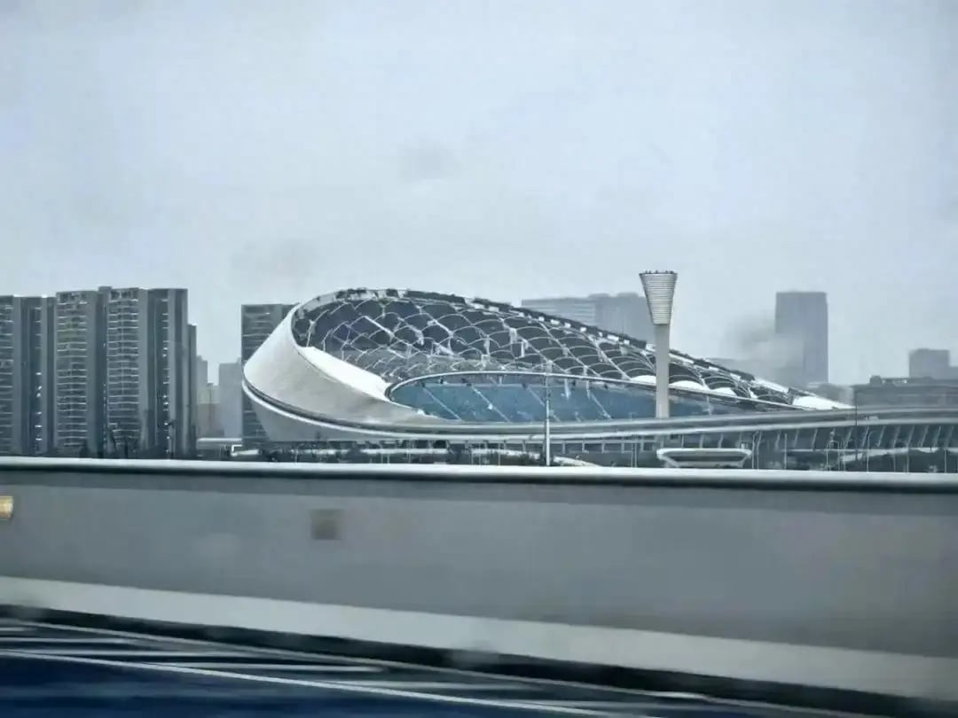 Cửa kính của một số tòa nhà bị thổi bay và vỡ vụn.