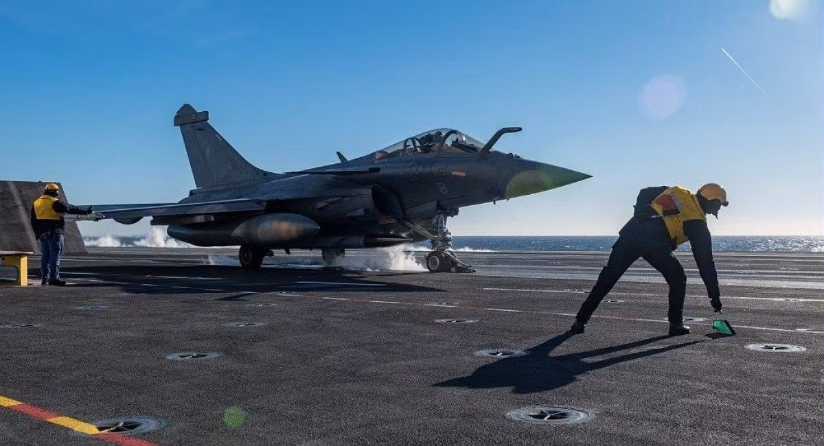 Tiêm kích trên tàu sân bay Rafale M. Ảnh: Defense Express. Tiêm kích trên tàu sân bay Rafale M. Ảnh: Defense Express.