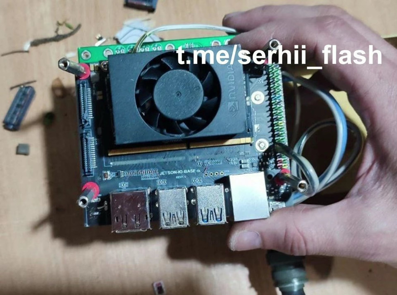 Thiết bị điện tử được lấy ra từ xác chiếc UAV.