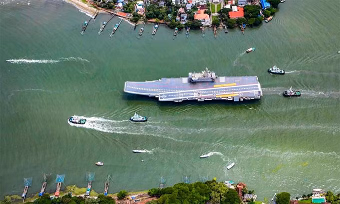 Tàu sân bay INS Vikrant của Ấn Độ ra khơi. Ảnh: AP