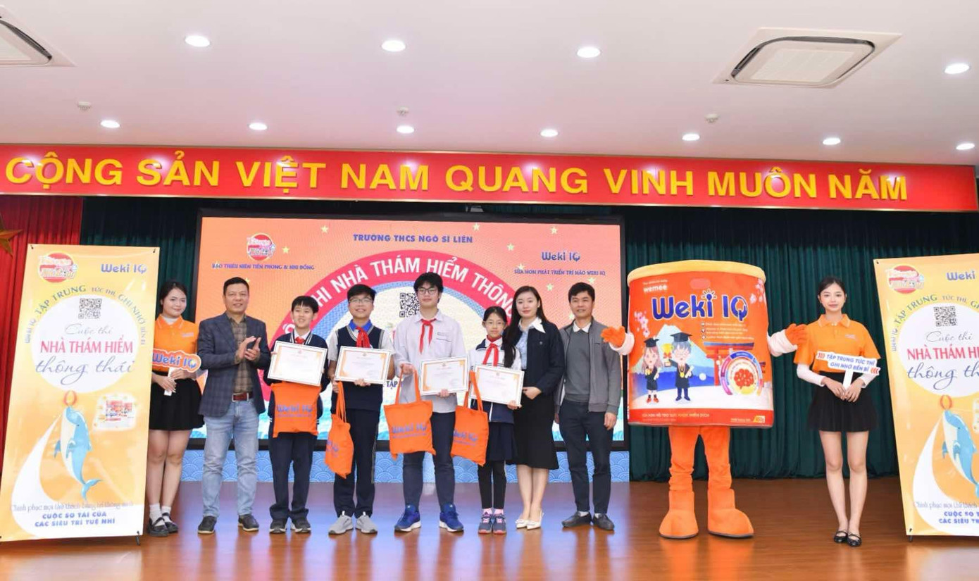 Ban tổ chức trao giải Nhất, Nhì, Ba cho các em học sinh từ khối 6 - 9. Ảnh: Trường Phạm